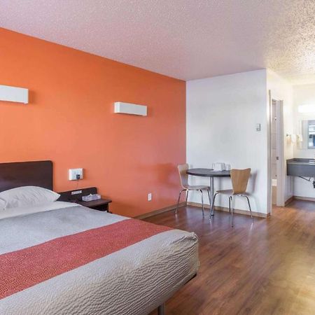 Motel Bo-Camrose, Ab Exterior photo