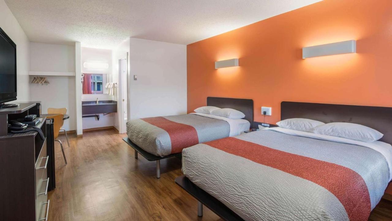 Motel Bo-Camrose, Ab Exterior photo