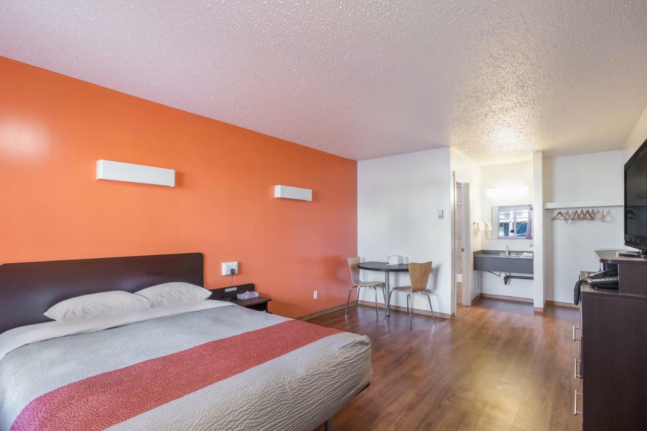 Motel Bo-Camrose, Ab Exterior photo