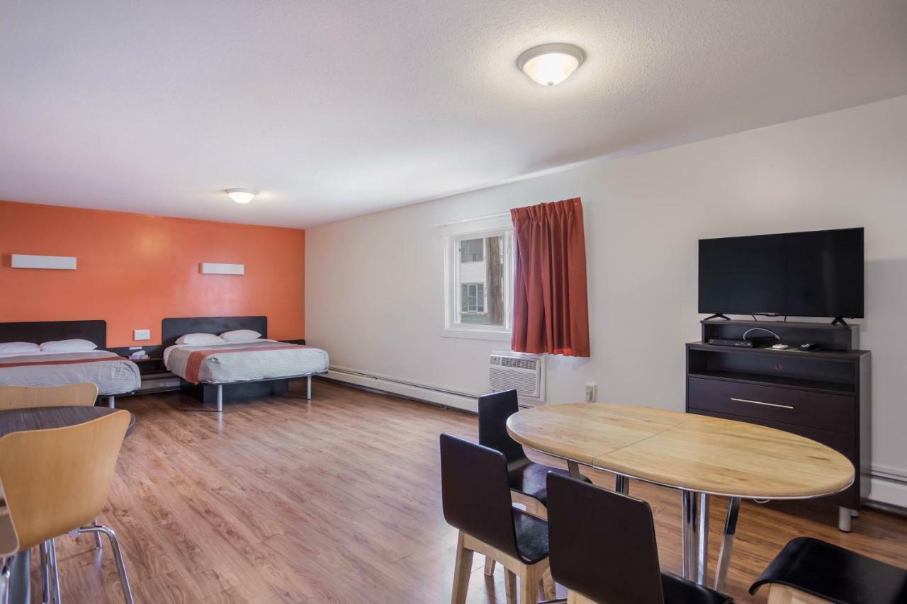 Motel Bo-Camrose, Ab Exterior photo