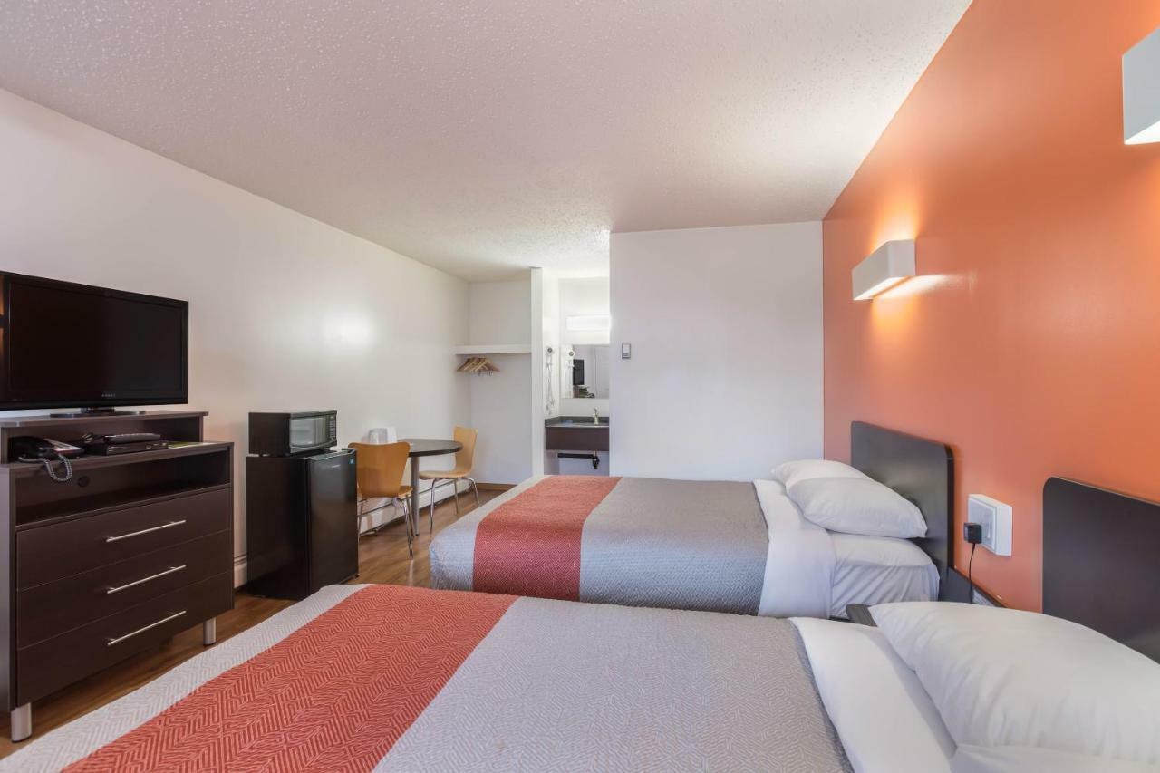 Motel Bo-Camrose, Ab Exterior photo